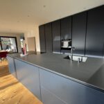 Front:  Samtblau Mattlack, umlaufend leicht gerundet