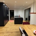 Front:  Samtblau Mattlack, umlaufend leicht gerundet